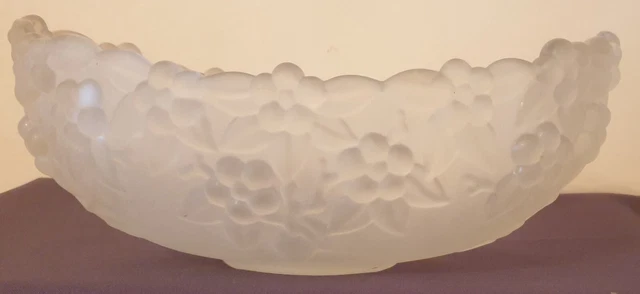 Jolie coupe oblongue en verre moulé pressé, décor de baies, dlg Lalique