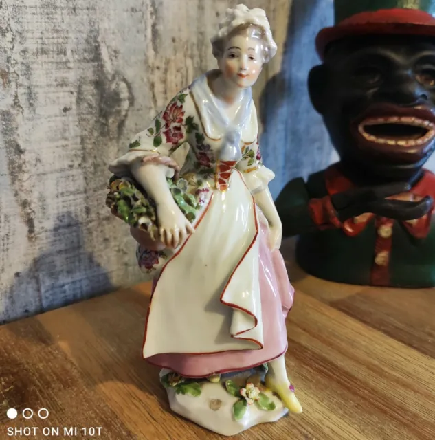 Meissen/Samson? - figurine en porcelaine Femme Au Panier De Fleurs H:16 cm