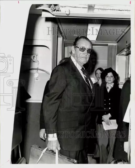 1975 Press Photo Robert Six, Continental president talks with plane crew