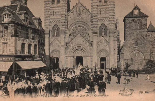 CPA 61 - LA FERTE-MACE (Orne) - 35.  L'Eglise un Jour de 1ère Communion