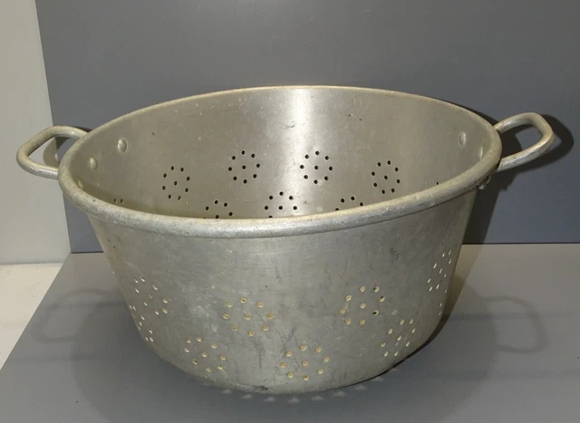 Grande Passoire Ancienne En Aluminium TOURNUS UNIS - Diamètre 18.2cm - Fabriquée En France
