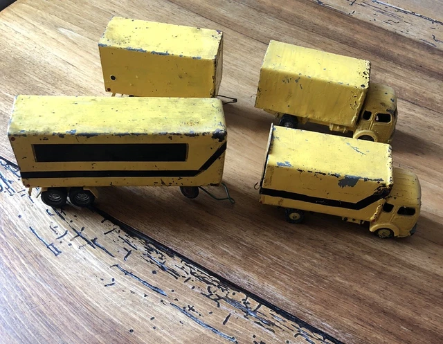 LOT DE 2 Anciens Tracteurs En Plastique Un Farmall Le Petit ? EUR 15,00
