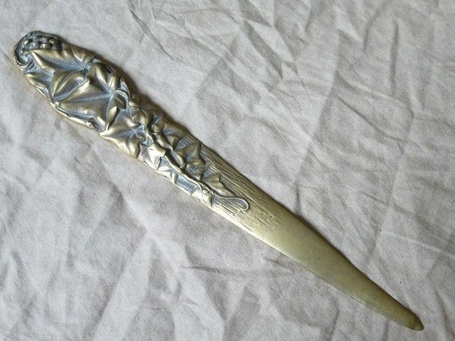 Grand coupe-papier ouvre-lettre Art Nouveau en bronze lierre ou feuilles vigne