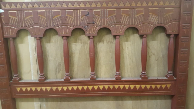 Cama vasca antigua mesilla dos sillas madera policromada Fuenterrabía Guipúzcoa 2