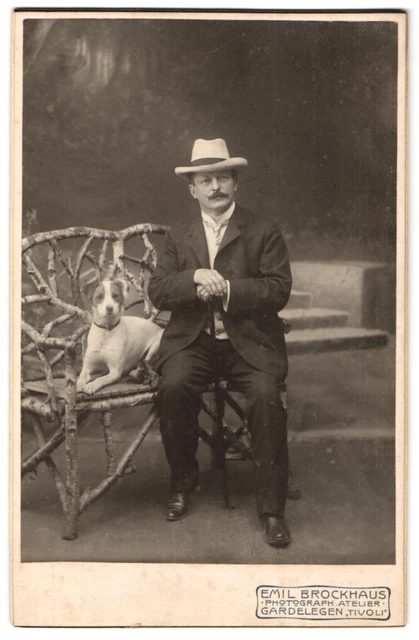 Fotografie Emil Brockhaus, Gardelegen, Portrait Mann im Anzug mit Hut und seine