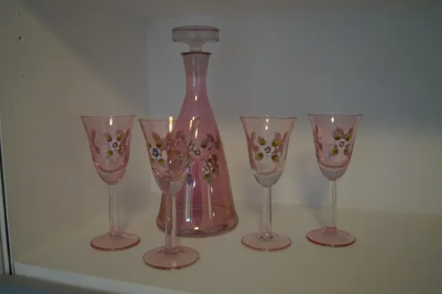 Karaffe und 4 Likörgläser Handarbeit Bohemia Glas Emaille Blüten guter Zustand 