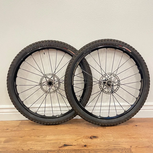 Roues à pneu 27.5p MAVIC vtt Crossmax 27.5 ID360 Boost SH noire décor blanc