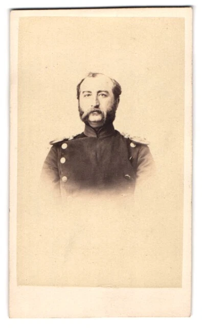 Fotografie unbekannter Fotograf und Ort, Portrait Hauptmann v. Ainem in Uniform