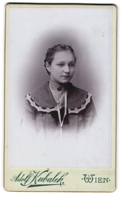 Fotografie Adolf Kubalek, Wien, Gersthoferstrasse 28, junge Dame im Kleid mit g