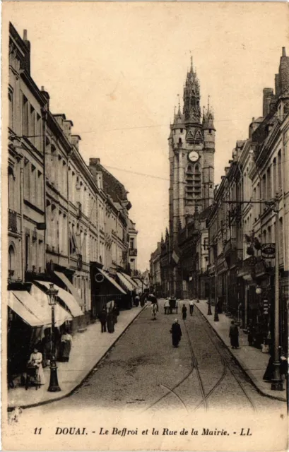 CPA DOUAI - Le Belfry et la Rue de la Mairie (391222)