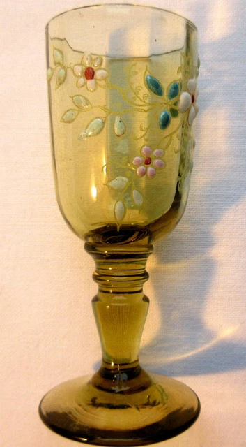Verre à liqueur au pied vert olive émaillé Legras: Fleurs blanches sur branche