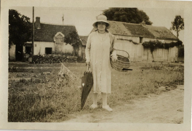 Photo Ancienne - Vintage Snapshot - Femme Mode Chapeau Panier Parapluie -Fashion