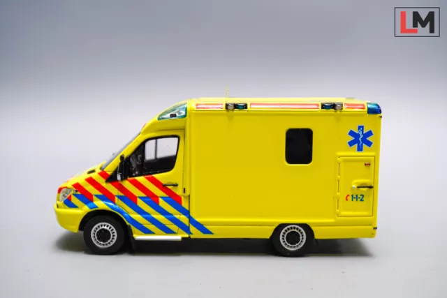 1:43 Neo Scale Models Mercedes Benz Sprinter Rotterdam Ambulance // F_198