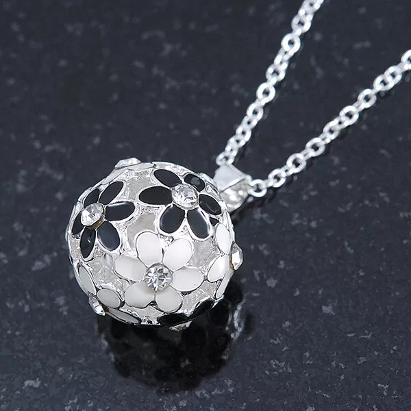 Ciondolo a sfera fiore nero, bianco smalto nero, cristallo con catena color argento - 40 cm