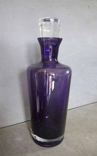 Hermosa botella decorativa de vidrio púrpura con tapón. En muy buen estado