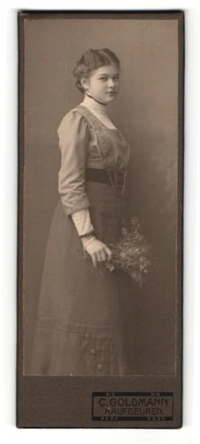 Fotografie C. Goldmann, Kaufbeuren, Portrait junges Mädchen mit Blumenstrauß