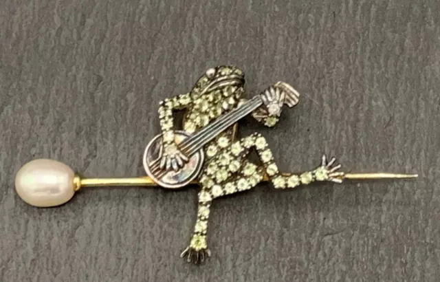 Brosche Frosch mit Mandoline  Peridot, Perle & Diamant   Gold & Silber