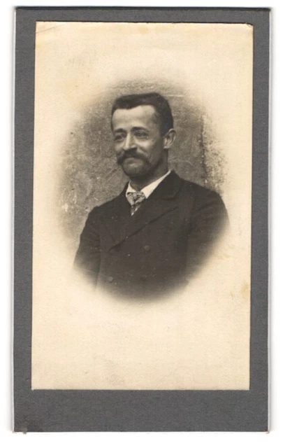 Fotografie unbekannter Fotograf und Ort, Mann mittleren Alters mit einem herzli