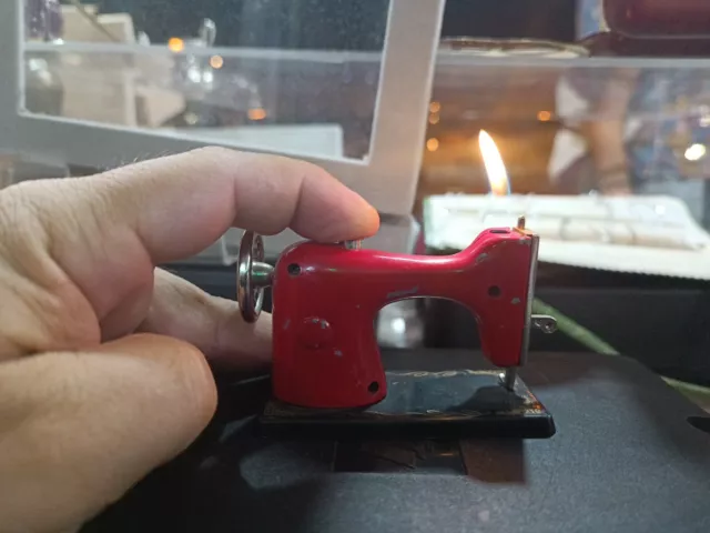 Accendino Macchina Da Cucire Epoca Rossa, Gas Lighter Sewing Macchine Red