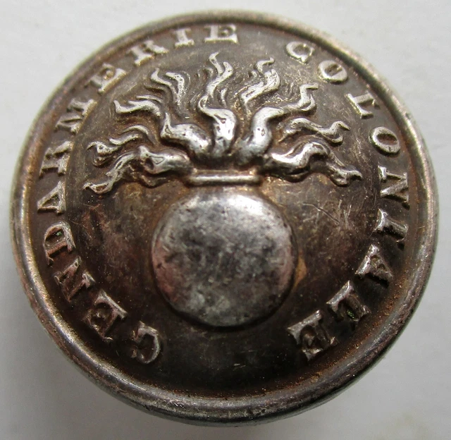 Bouton bombé en métal argenté: "GENDARMERIE COLONIALE" à la grenade de 1870 à 73