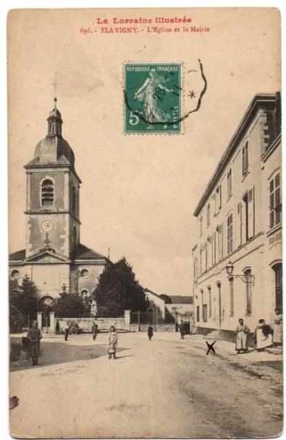 CPA 21 - FLAVIGNY (Côte d'Or) - 696. L'Eglise et la Mairie (petite animation)