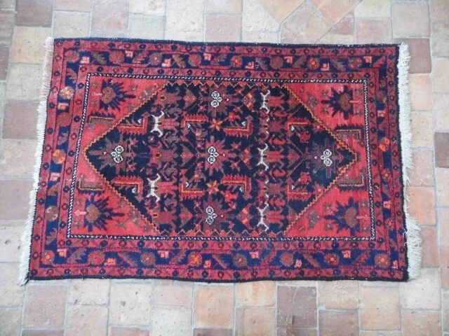 Tapis Ancien laine, motifs de chevaux , début XXème siècle