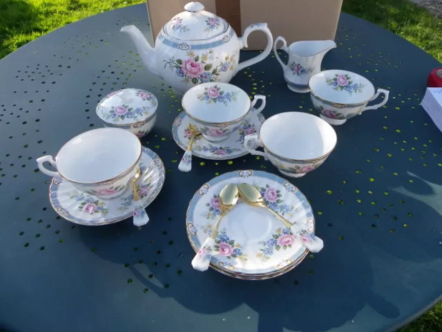 sevice à café ou thé porcelaine Windsor 4 personnes superbe décor de fleurs