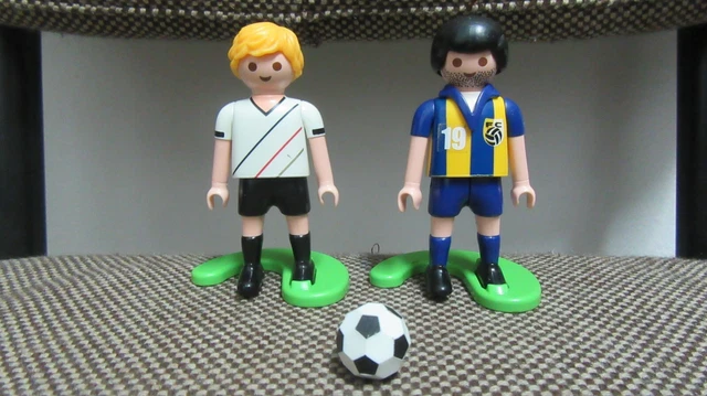PLAYMOBIL Fútbol – Figura De Jugador De Alemania Con Pierna Móvil Y Balón, Juguete Educativo Que Fomenta La Imaginación Y El Juego Deportivo +4 Años