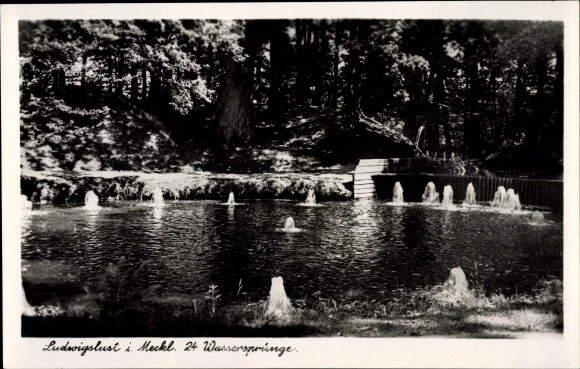 Ak Ludwigslust in Mecklenburg Vorpommern, 24 Wasserspringe - 1730970
