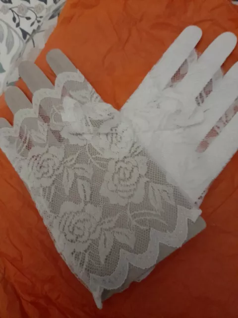 Pretty Pair Of Floral Lace Wrist Gloves White Reduced