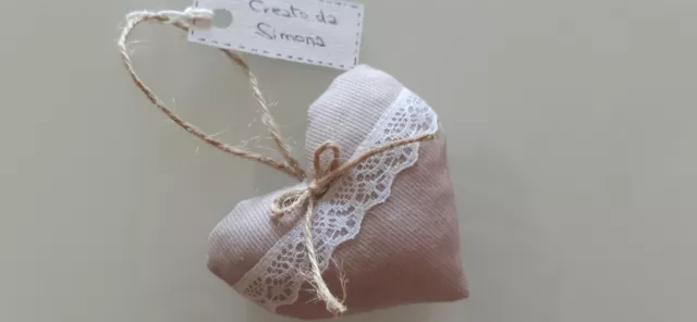 Decorazioni shabby chic cuori di stoffa beige con pizzo e fiocco da appendere