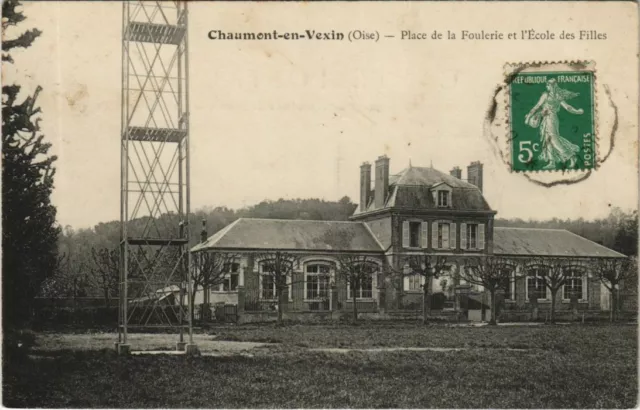 CPA CHAUMONT-en-VEXIN Place de la Foulerie et l'Ecole des Filles (1207827)