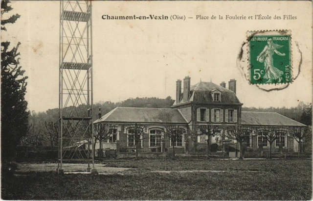 CPA CHAUMONT-en-VEXIN Place de la Foulerie et l'Ecole des Filles (1207827)