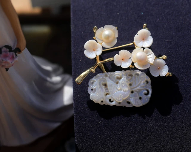 Broche Dorée Belle Époque - Oiseau Sculpté, Perle Et Nacre, Style Branche D'arbre