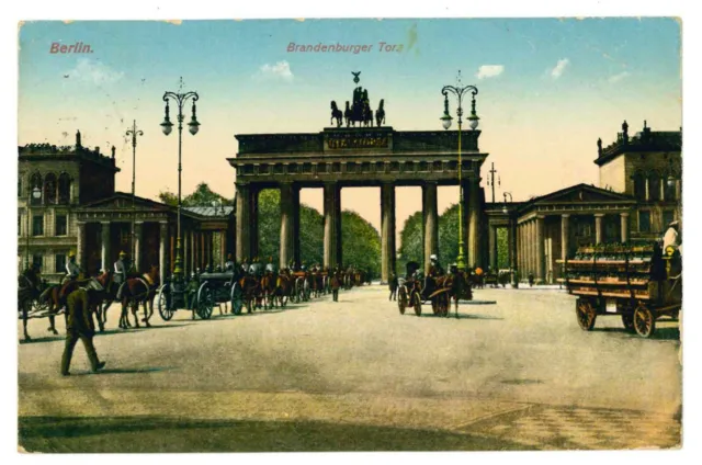 AK Berlin Brandenburger Tor mit Kutschen und Soldaten