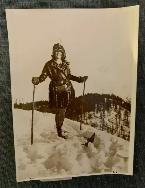 LIV4906  Photographie Photo vintage mode ski skieuse neige hiver fourrure anorak