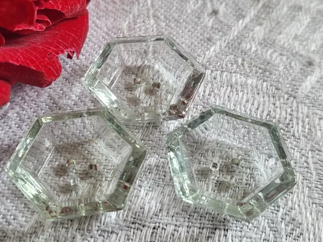 Trio boutons anciens en verre hexagone deux trous épais 2 cm D16E