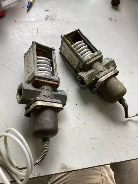 2 JOHNSON CONTROLS # V46AA-54 Size 3/8"  WATER VALVE 150maxpsi.