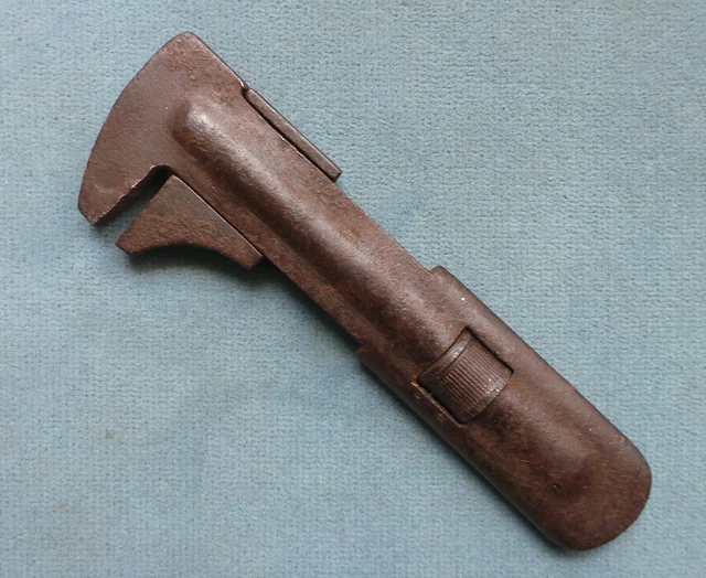 Cle a molette ancienne dans objets du xxe siècle et récents