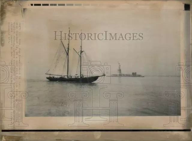 1974 Press Photo The sailing ship Bluenose II passes Statue of Liberty, New York