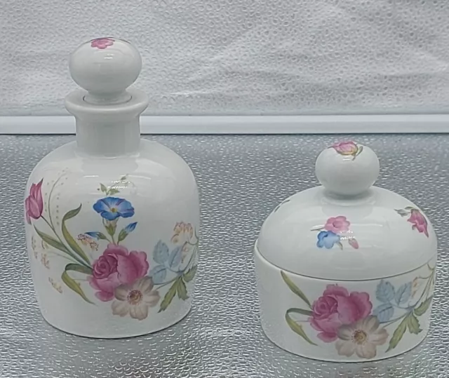 1 FLACON & 1 BOITE DE TOILETTE PORCELAINE de COULEUVRE XXème FLEURS FOND BLANC