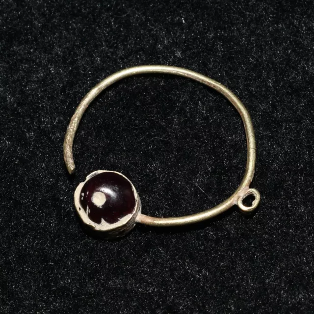 Ancient Eastern Roman Gold Earring with Natural Garnet Inlay C. 4th Century AD