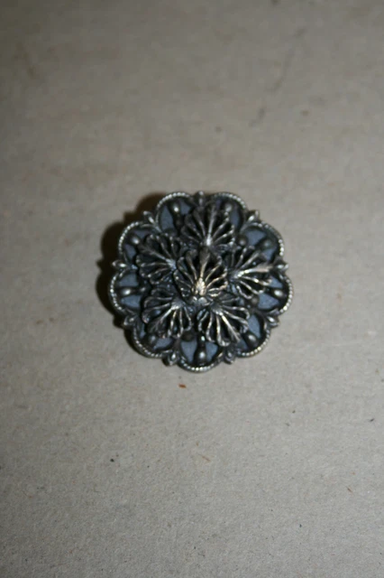 Gros bouton ancien en métal argenté - Coquilles