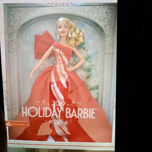 Barbie Signature Poupée de Collection Tenue de Noël, Robe Blanche et Rouge,  Édition 2019, Jouet Collector, FXF01 : : Jeux et Jouets
