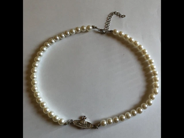 Collier ras du cou en fausses perles et croix de Saturne