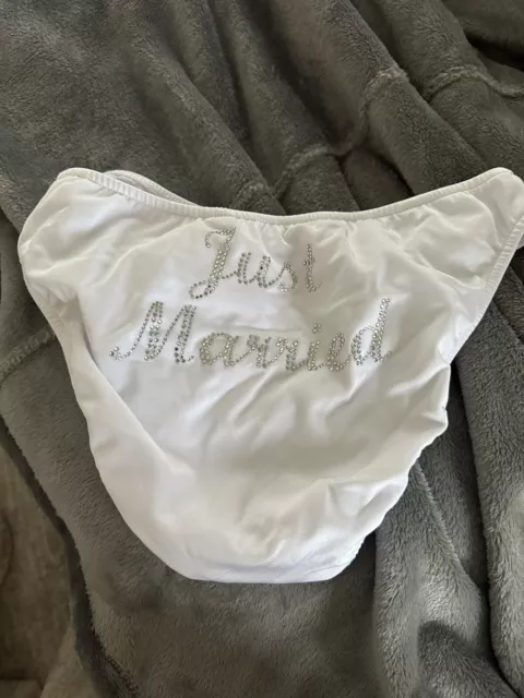 New  JUST MARRIED Swimwear Bottom. Size Medium /8 From Venus White/ NEW