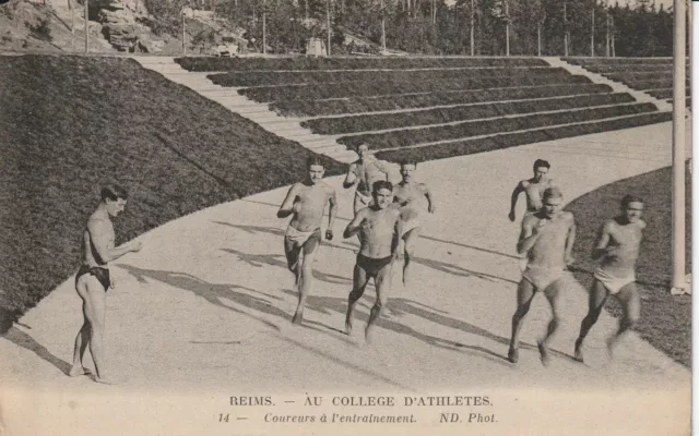 CPA 51 REIMS Au Collège d'Athlètes Coureurs à l'entrainement