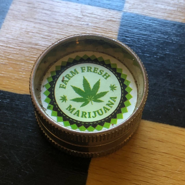 Historischer Mini-Grinder mit Hanfblatt-Emblem für Kräuter wie Cannabis / Hanf