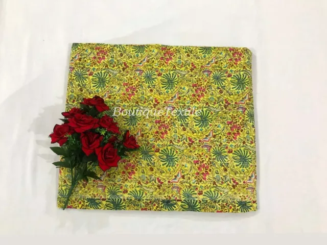 Blumenbedruckte Kantha-Steppdecke aus gelber Baumwolle, handgefertigte...