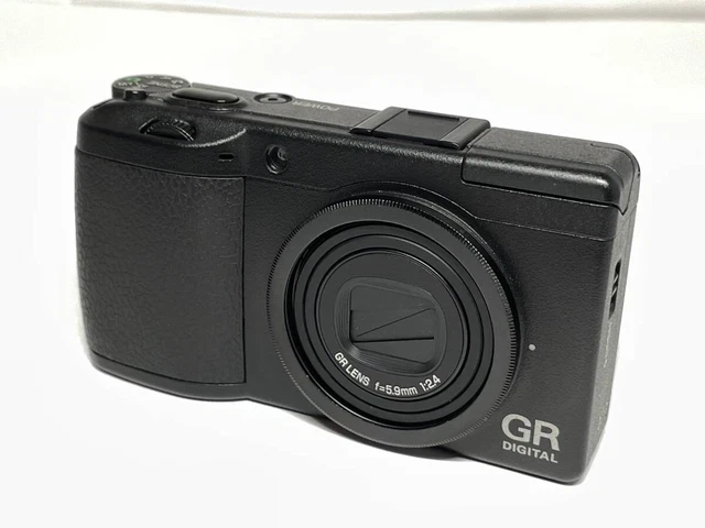 Ricoh GR DIGITAL II Working 3